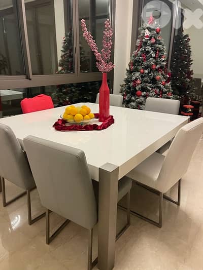 Dining room with six chairs in perfect condition
