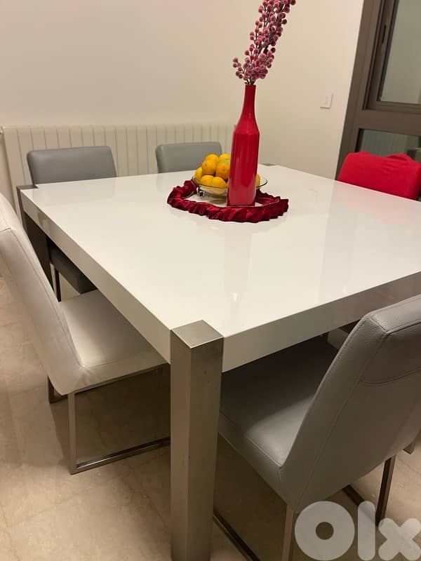 Dining room with six chairs in perfect condition 1