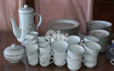 Service Complet en Porcelaine, 40 Pièces, utilisé 1 seule fois.