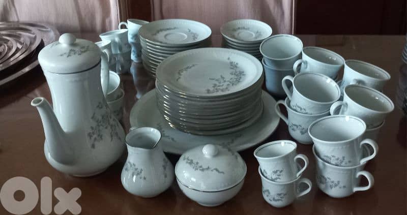 Service Complet en Porcelaine, 40 Pièces, utilisé 1 seule fois. 2