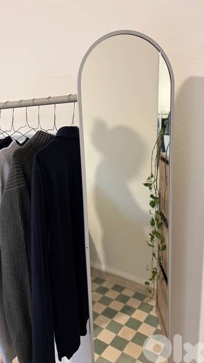 Stand with mirror ستاند ملابس مع مراية – تصميم عصري وأنيق