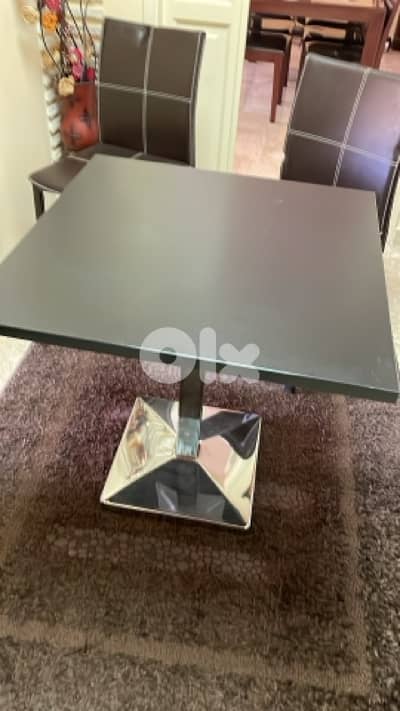 ٨ كراسي حديد  +طاولتين