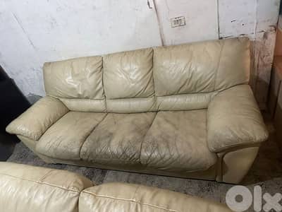 قطعة كبيرة وسط جلد اصلي إيطالي نظافة وسط