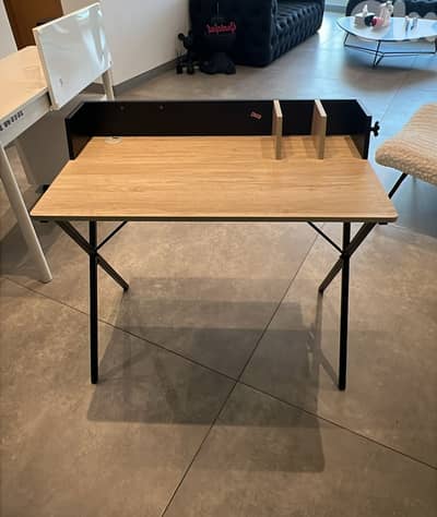 2 studying / work desks for sale مكتب للعمل او الدراسة