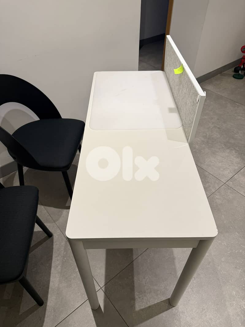 2 studying / work desks for sale مكتب للعمل او الدراسة 2
