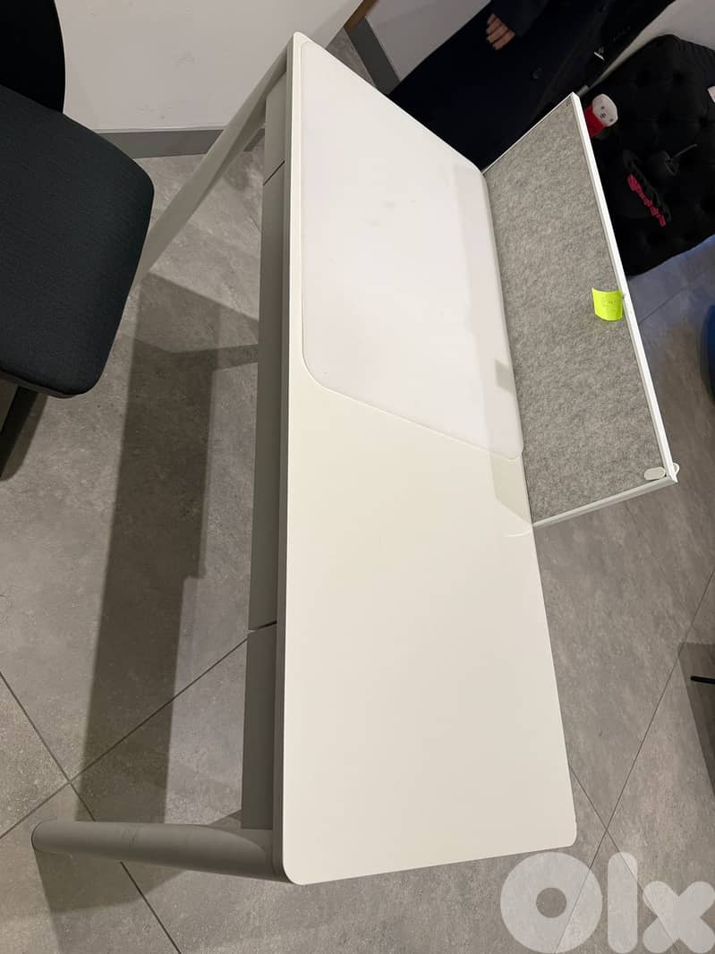 2 studying / work desks for sale مكتب للعمل او الدراسة 3