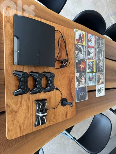 PS3 Slim + 3 controlers + controler charge stand + 14 Games