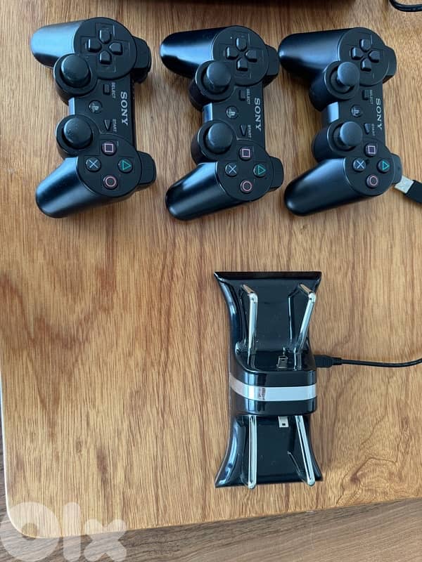 PS3 Slim + 3 controlers + controler charge stand + 14 Games 2