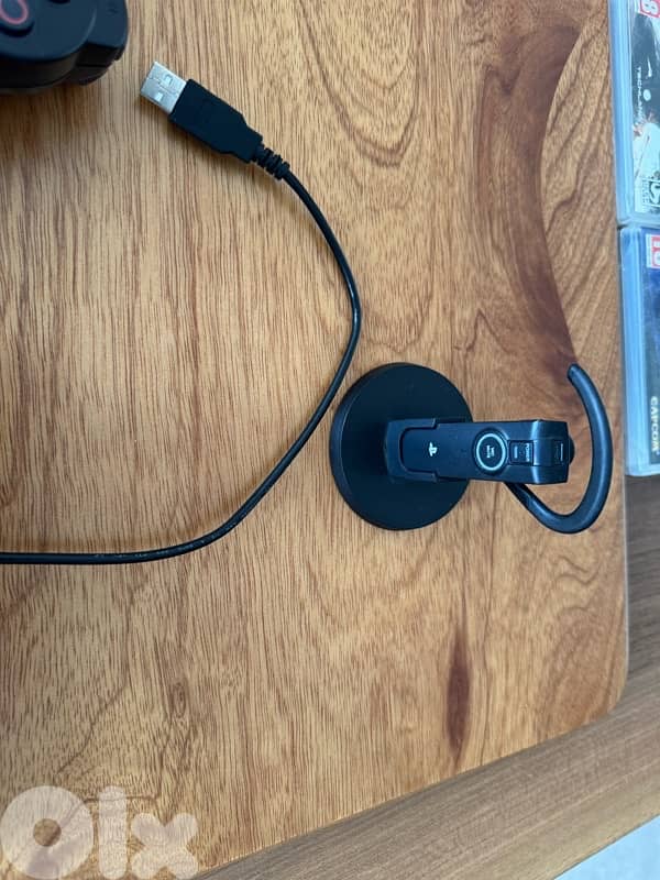 PS3 Slim + 3 controlers + controler charge stand + 14 Games 3