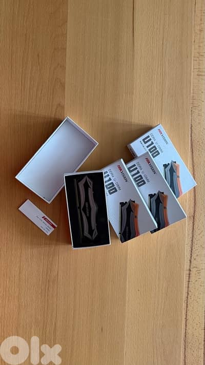 HIKVISION 16GB RGB DDR4 (x4)