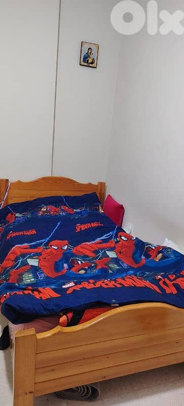 تخت مفرد ونص بلا فرشه