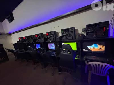 للبيع أجهزة كمبيوتر للألعاب سبعة للببجي+ثمانية للكاونتر+طاولات وكراسي