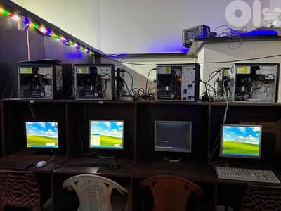 للبيع أجهزة كمبيوتر للألعاب عدد ثمانية للكاونتر+طاولات وكراسي