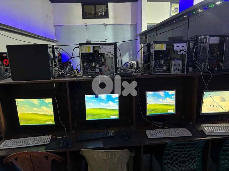 للبيع أجهزة كمبيوتر للألعاب عدد ثمانية للكاونتر+طاولات وكراسي 3