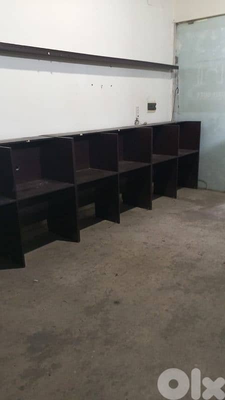 للبيع أجهزة كمبيوتر للألعاب عدد ثمانية للكاونتر+طاولات وكراسي 4