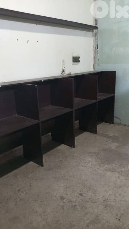 للبيع أجهزة كمبيوتر للألعاب عدد ثمانية للكاونتر+طاولات وكراسي 6