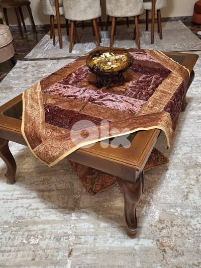 طاولة بحالة جيدة للبيع