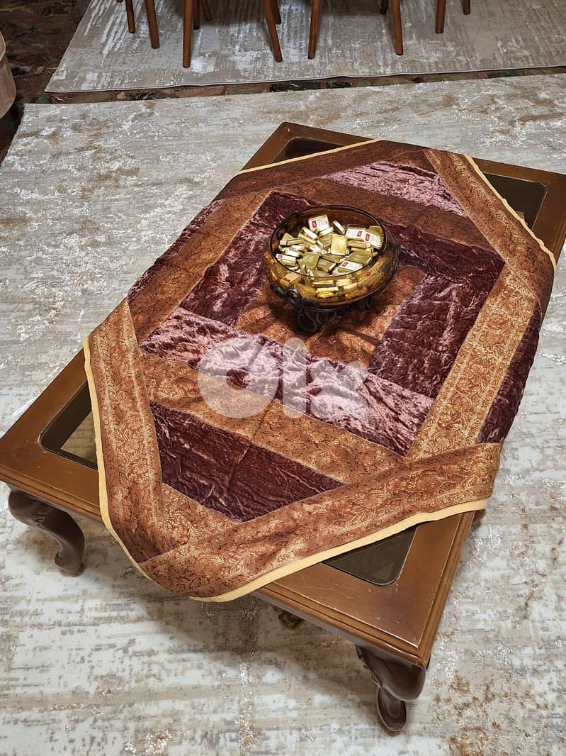 طاولة بحالة جيدة للبيع 2