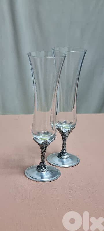 2 exquisite champagne glasses