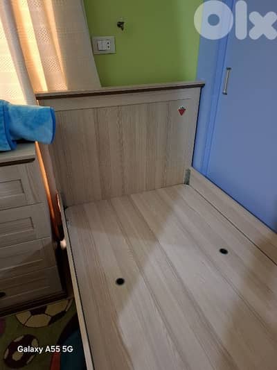 تخت مع كومندينا