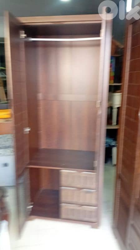 خزانة اوروبي شبه جديد ر 1