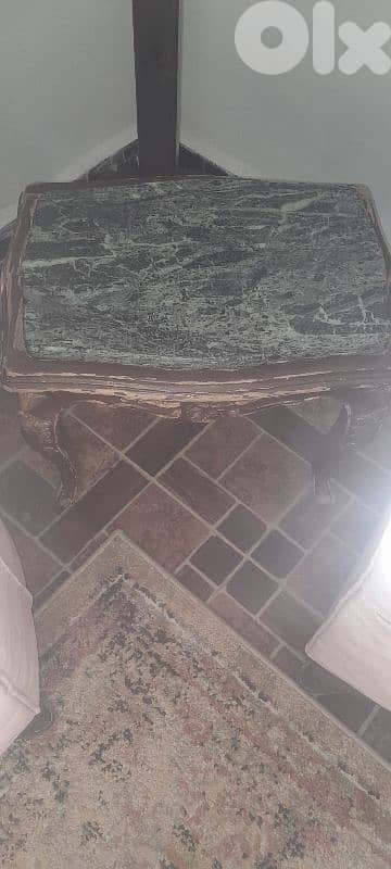 طاولة عدد٢ صغار خشب منيح بس بدون رتوش ٣٠ دولار