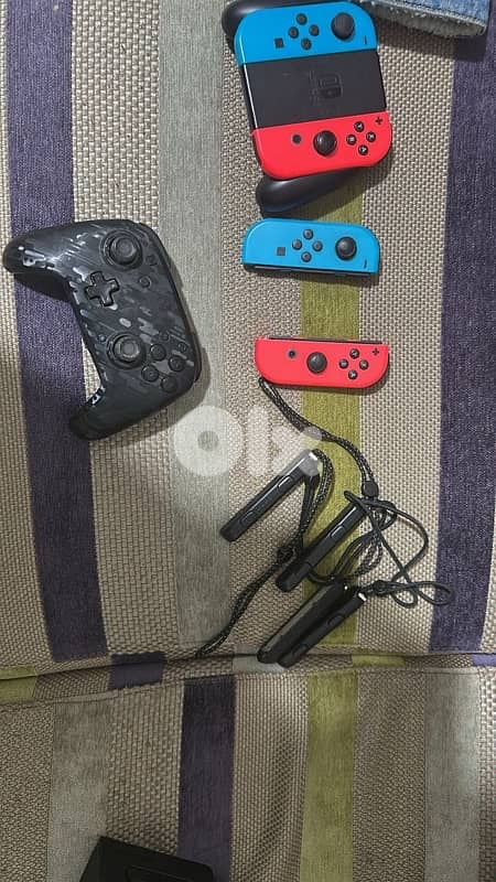 Nintendo switch OLED with 4 joycons and 1 pro controller 3
