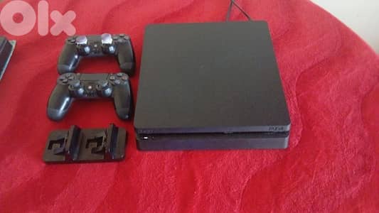 ps4 slim 1tb with 2 controllers and charging station