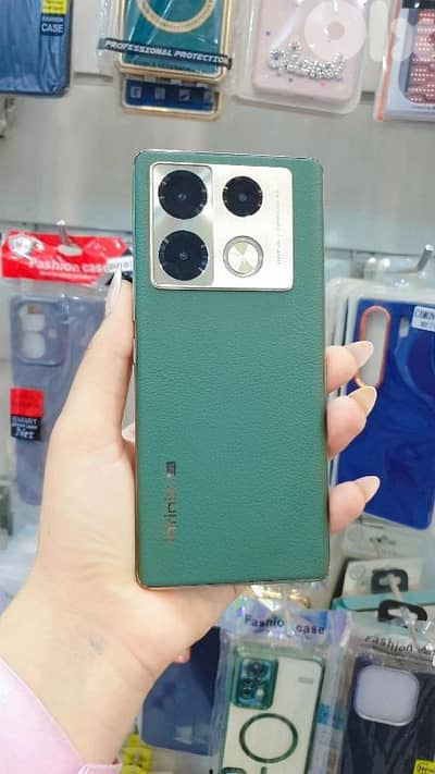 نوت 40 برو ذاكره 256  شاشتو متل الاس بعدو جديد