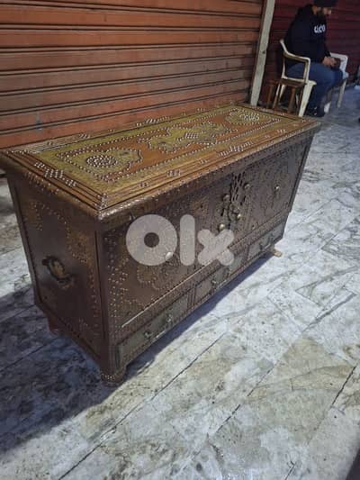 صندوق انتيك مرصع بالنحاس خشب قطراني شغل فني يدوي جدا