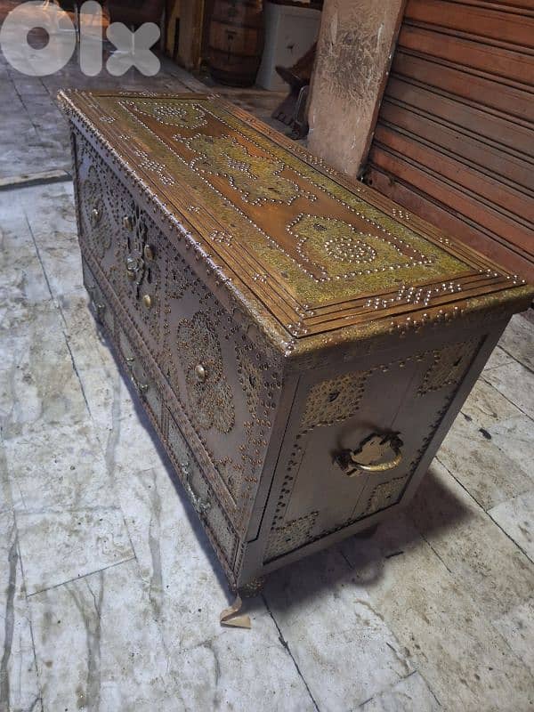 صندوق انتيك مرصع بالنحاس خشب قطراني شغل فني يدوي جدا 2
