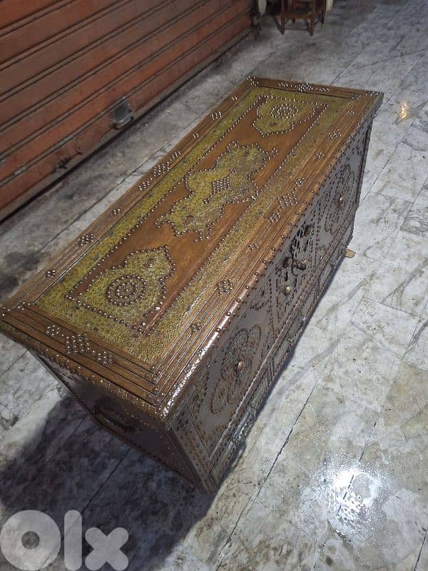 صندوق انتيك مرصع بالنحاس خشب قطراني شغل فني يدوي جدا 3