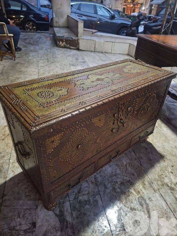 صندوق انتيك مرصع بالنحاس خشب قطراني شغل فني يدوي جدا 4