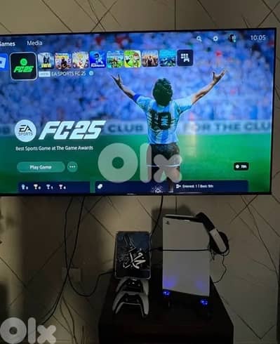 بلايستيشن ٥ سليم مستعملة ٧ سهور بحالة جيدة جداً مع شنطة ومسكتين