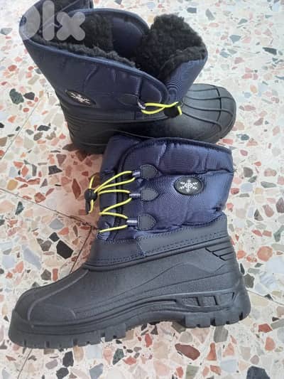 شوز وبنطلون للتلج قياس 38