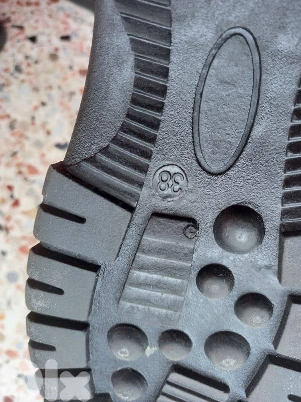 شوز وبنطلون للتلج قياس 38 5