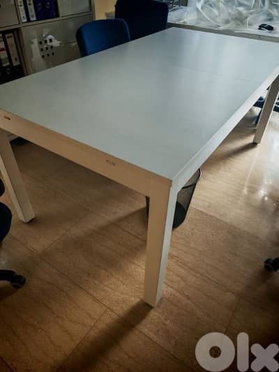 طاولت خشب بيضا