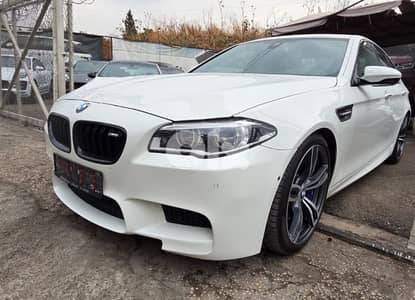 BMW M5 2014 full options  clean carfax