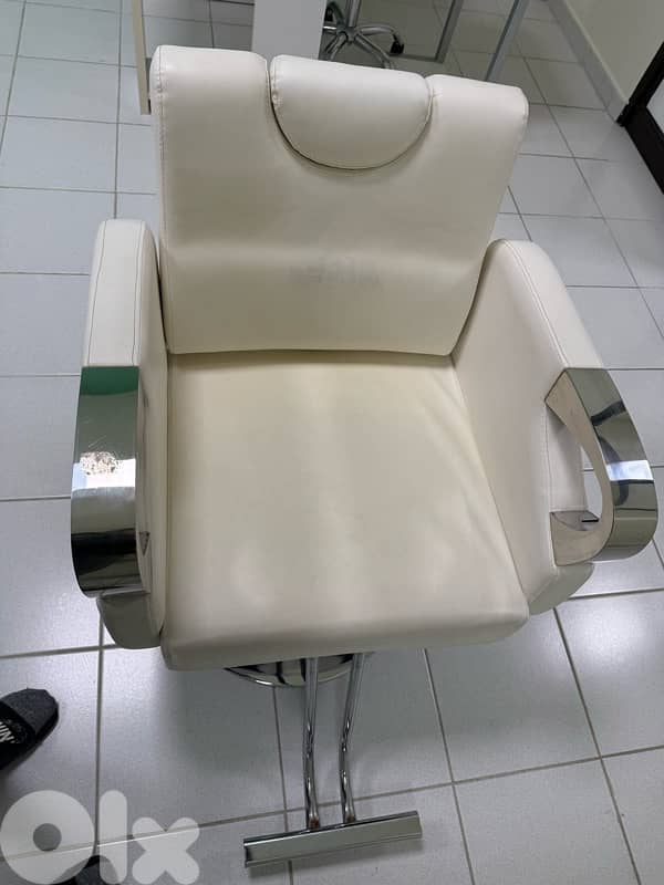 Salon Chairs and Mirror Set 3