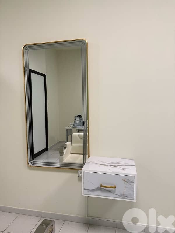 Salon Chairs and Mirror Set 5