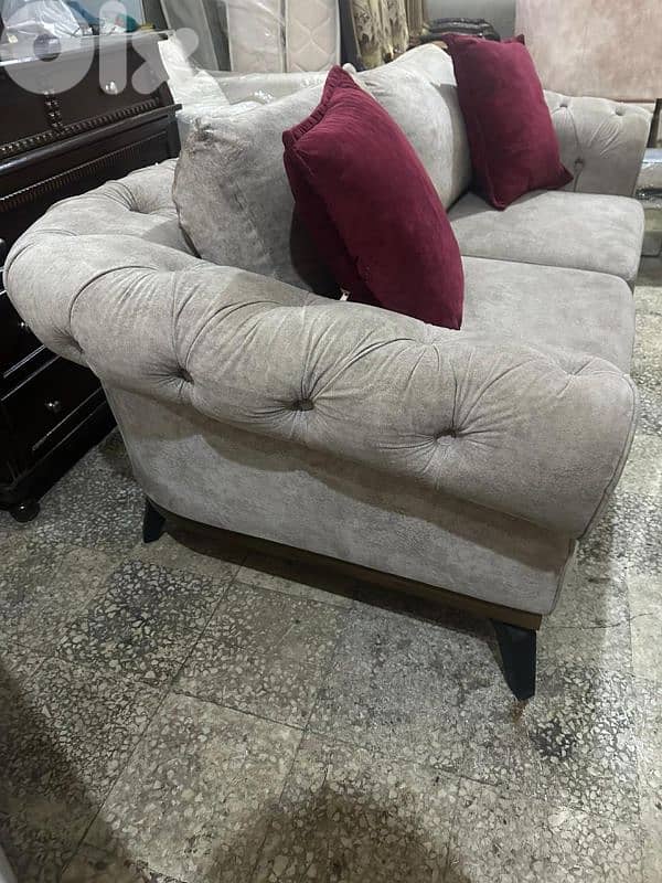 طقم كنبايات شغل بيوتي هوم خشب زان وقواعد حديد ثلاث قطع شبه جديد 5