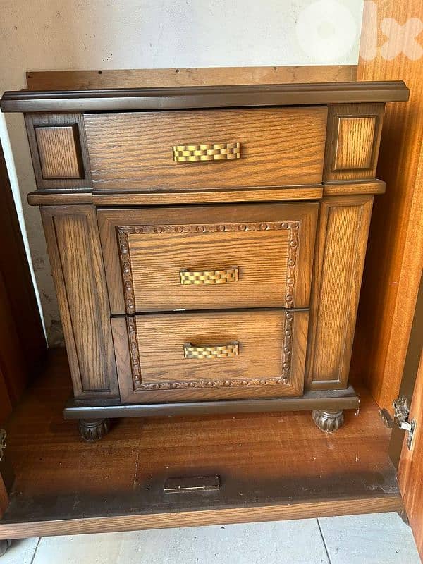 اوضة نوم ملكية خشب زان ولاتي ملبسة قشرة سنديان شبه جديدة 4