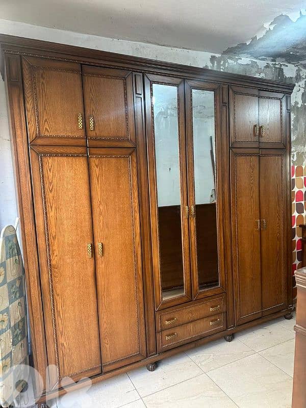 اوضة نوم ملكية خشب زان ولاتي ملبسة قشرة سنديان شبه جديدة 6