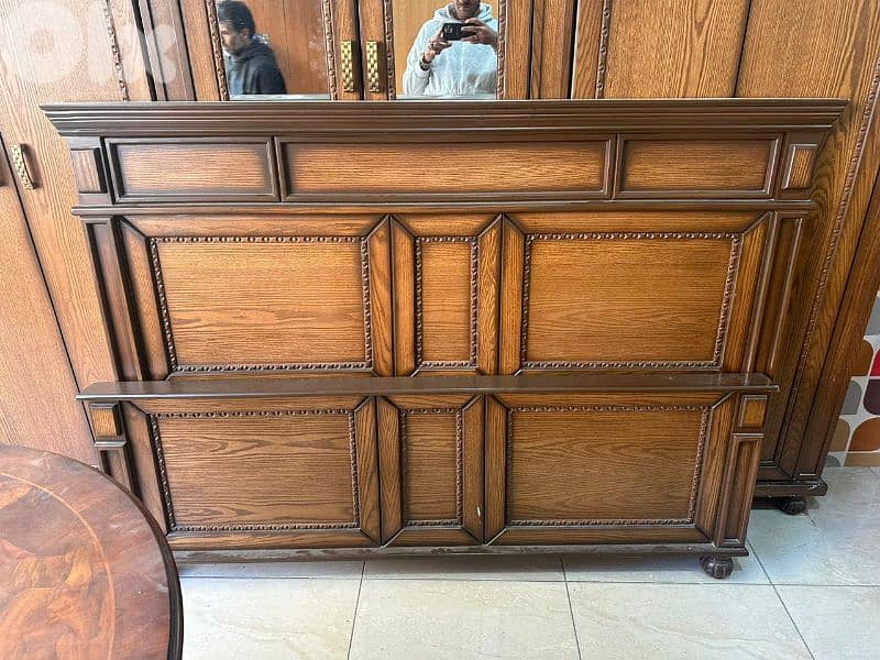 اوضة نوم ملكية خشب زان ولاتي ملبسة قشرة سنديان شبه جديدة 10