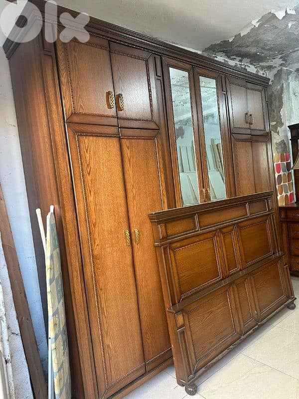 اوضة نوم ملكية خشب زان ولاتي ملبسة قشرة سنديان شبه جديدة 11