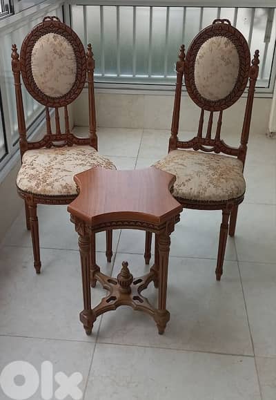 2 Chaises Fauteuil et Table en bois massif.