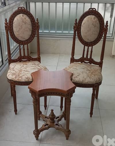2 Chaises Fauteuil et Table en bois massif.