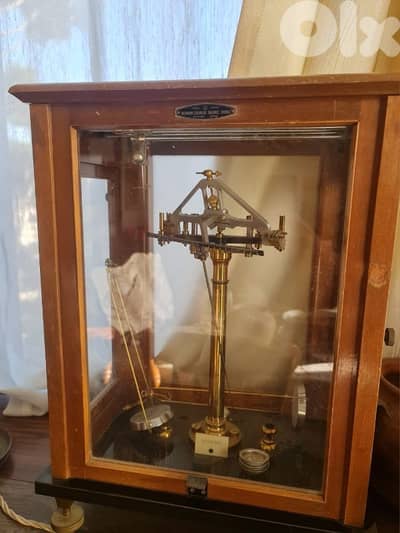 ميزان تحليلي مخبري قديم داخل صندوق زجاجي