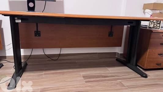 كراسي وطاولة