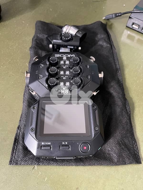 Zoom H8 8-Input / 12-Track Portable Handy Recorder 2